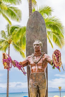 Honolulu, Hawaii - 21 Nisan 2022 Renkli Duke Kahanamoku Heykeli Çiçek Leis Waikiki Plaj Otelleri Honolulu Oahu Hawaii Dük sörfü dünya çapında bir spor haline geldi. Ayrıca Jan Fisher 'ın 1990 tarihli serbest yüzme heykeli