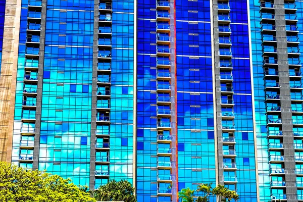 Green Trees Blue Building Balconies Apartments Abstract Downtown Honolulu Oahu — Fotografia de Stock