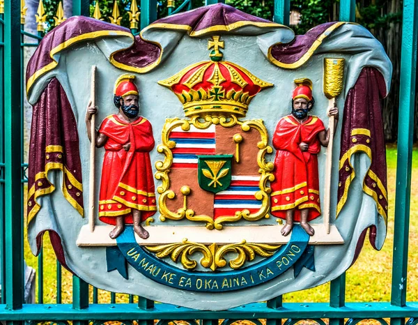 ハワイの王族の紋章イオラニ宮殿の門詳細ホノルルオアフ島ハワイ国立歴史史跡1845年に採択された紋章ハワイ語で 土地の生活は正義の中で永続する と言う — ストック写真
