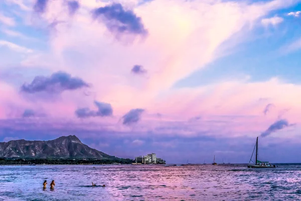 Kleurrijke Pink Sunset Waikiki Beach Zeilboot Zwemmers Diamond Head Hotels — Stockfoto