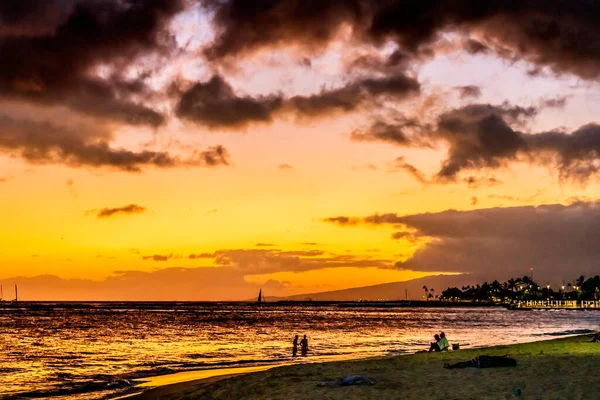 Pôr Sol Colorido Turistas Nadadores Veleiros Waikiki Beach Hotels Honolulu — Fotografia de Stock