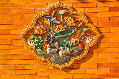 Seramik Ördekler Su Sahnesi Dekorasyonu Sarı Duvar Gugong Yasak Şehir İmparatoru 'nun Sarayı Pekin Çin 2 Ördeği Forage' i temsil ediyor