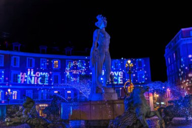 Nice, Fransa - 28 Aralık 2021 Mavi Apollo Heykeli Güneş Pınarı Plaza Massena Noel Dekorasyonları Güzel Cote d 'Azur Fransa Heykeli 1956 Alfred Janniot