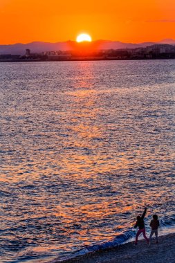 İnsanlar Sahilde Güneşin Batışını Akdeniz Kıyısı Kıyısı Kıyısı Güzel Cote d 'Azur Fransa