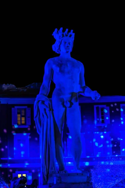 2021年12月28日蓝色阿波罗雕像太阳之源马塞纳广场圣诞装饰城市景观美丽的科泰 阿苏尔法国雕像 作者Alfred Janniot 1956年 — 图库照片