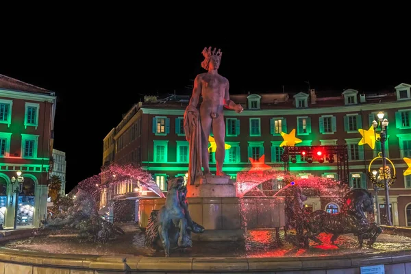 ニース フランス 2021年12月28日赤アポロ像サンファウンテングリーンプラザマッセナクリスマス装飾都市景観ニース ダジュール1956年にアルフレッド ジャンノーによるフランス像 — ストック写真