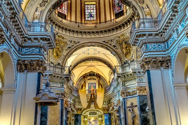 ニース フランス 2021年12月28日大聖堂祭壇ドームステンドグラスクリスマスの装飾聖マリーと聖レパルテ ニースカトリック大聖堂コテ ダズールニースフランス教会1600年に建てられました — ストック写真