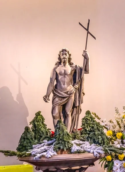 2021年12月28日耶稣基督塑像浸信会圣诞装饰圣玛丽大教堂和圣礼天主教大教堂Cote Azur尼斯法国教堂建于16世纪 — 图库照片