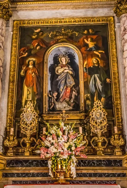ニース フランス 2021年12月28日チャペル聖母マリア像パレルモと聖ロシュ大聖堂の聖ロザリーの絵画聖マリーと聖レパルテ ニースカトリック大聖堂教会コテ ダズールニースフランス礼拝堂1699年から1842年から像 — ストック写真