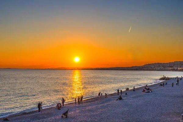 Ludzie Oglądający Zachód Słońca Refleksja Nad Plażą Budynki Śródmieścia Wybrzeże — Zdjęcie stockowe