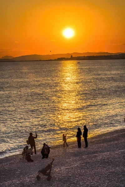 Ludzie Oglądający Zachód Słońca Plaża Reflection Airport Morze Śródziemne Wybrzeże — Zdjęcie stockowe