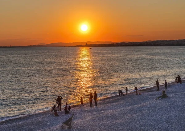 Ludzie Oglądający Zachód Słońca Odbicie Plaży Wybrzeże Morza Śródziemnego Wybrzeże — Zdjęcie stockowe