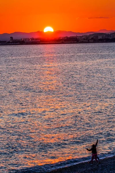 Menschen Beobachten Sonnenuntergang Strandreflexion Mittelmeerküste Meeresküste Nice Cote Azur Frankreich — Stockfoto