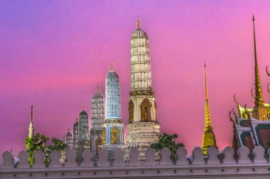 Renkli Günbatımı Prangs Towers Stupas Eski Tapınak Bangkok Tayland Büyük Sarayı 'nı aydınlattı. Tayland Kralı KIng 'in eviydi. Prang farklı bir Budist mezhebi temsil ediyor..
