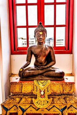 Kahverengi Buda Loha Prasat Metal Kalesi Budist Tapınağı Wat Ratchanaddaram Worawihan Bangkok Tayland. Salonda Budizm 'i temsil eden birçok Buda heykeli var..