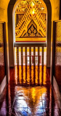 Koridor Manzarası Yansıması Loha Prasat Metal Kalesi Budist Tapınağı Wat Ratchanaddaram Worawihan Bangkok Tayland. 1846 yapımı.. 