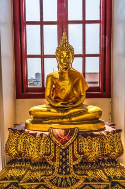 Altın Buda Loha Prasat Metal Kalesi Budist Tapınağı Wat Ratchanaddaram Worawihan Bangkok Tayland. Salonda Budizm 'i temsil eden birçok Buda heykeli var..
