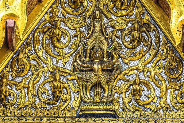 泰国曼谷加鲁达佛塔大殿 Garuda是泰国王室和政府的象征 — 图库照片