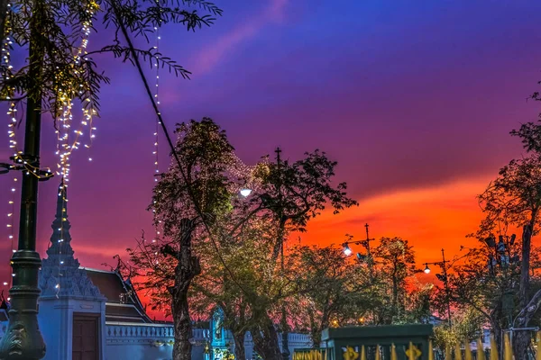 Πολύχρωμο Sunset Saranrom Park Φωτισμένα Φώτα Sak Chaisit Gate Grand — Φωτογραφία Αρχείου