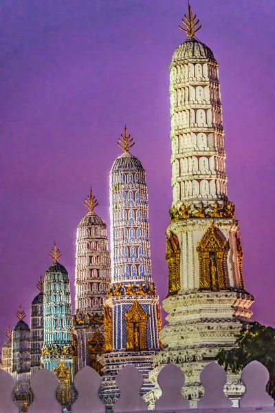 Bunte Sonnenuntergang Prangs Türme Stupas Alten Tempel Erleuchtet Grand Palace — Stockfoto