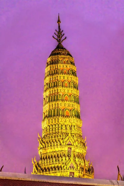 カラフルなサンセットプランタワーストゥーパ旧寺照明グランドパレスバンコクタイ タイ王の故郷です Prangは異なる仏教宗派を表す — ストック写真