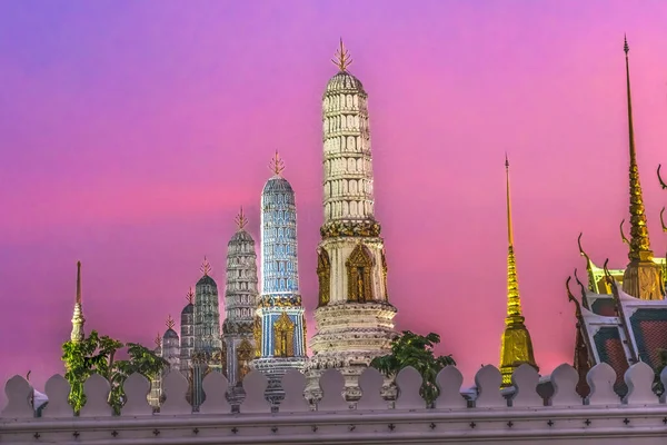 カラフルなサンセットプランズタワー Stupas Old Templeイルミネートされたグランドパレスバンコクタイ タイ王の故郷です Prangは異なる仏教宗派を表す — ストック写真