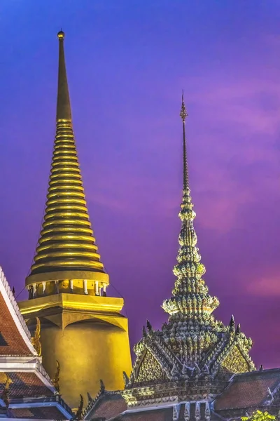 Coloridas Torres Atardecer Stupas Antiguo Templo Iluminado Gran Palacio Bangkok — Foto de Stock
