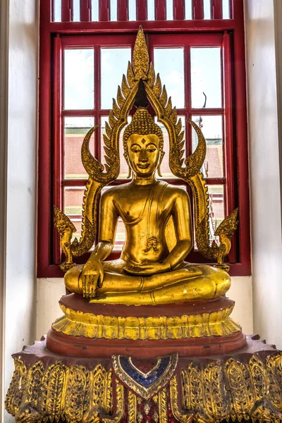 Огненный Будда Сидел Буддистском Замке Ват Ратчанаддарам Воравихан Бангкок Таиланд — стоковое фото