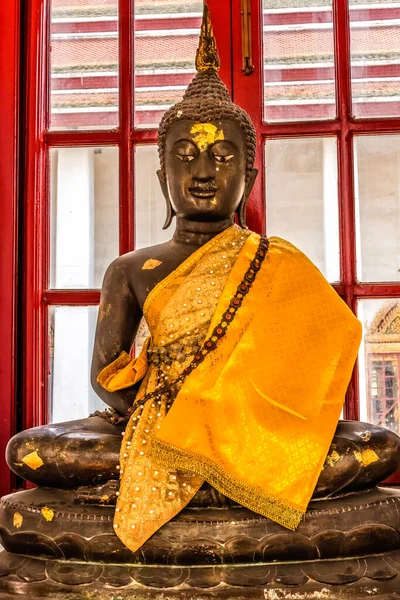 仏ゴールデンスカーフロハプラサート金属城仏教寺院ワットRatchanaddaram Wawihan Bangkok Thailand 堂内には諸仏を代表する仏像が多数安置されている — ストック写真