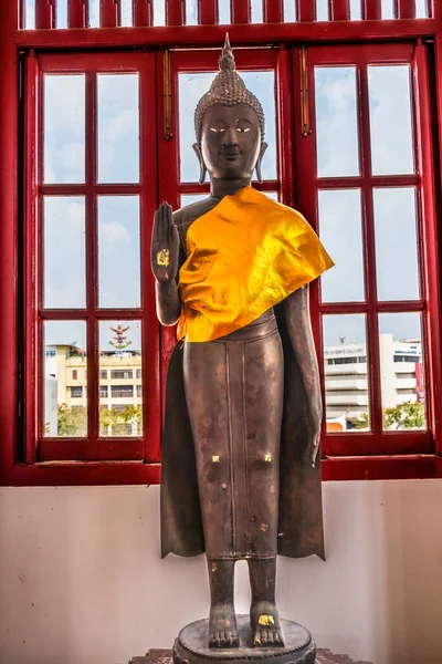 立ち仏ロハプラサート金属城仏教寺院ワット ラチャナダラム ワワワウィハン バンコク 堂内には諸仏を代表する仏像が多数安置されている — ストック写真
