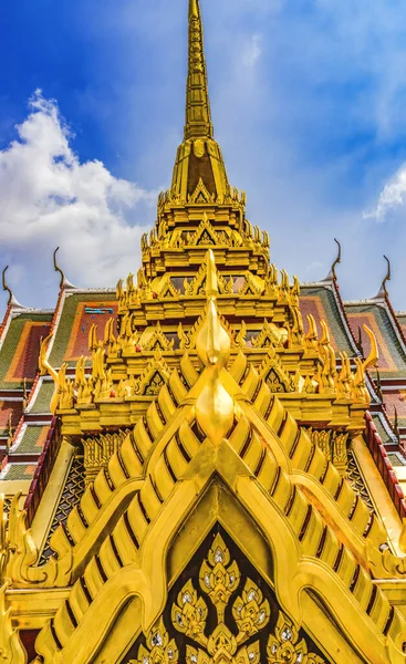Ornate Spire Cllose Loha Prasat Metal Castlle Buddyjska Świątynia Wat — Zdjęcie stockowe