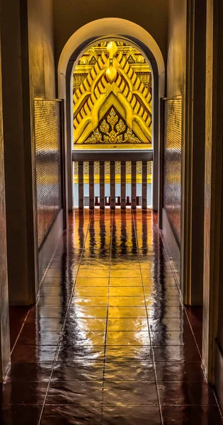 Corridor View Spire Reflection Loha Prasat Metal Castle Buddhist Temple — Photo