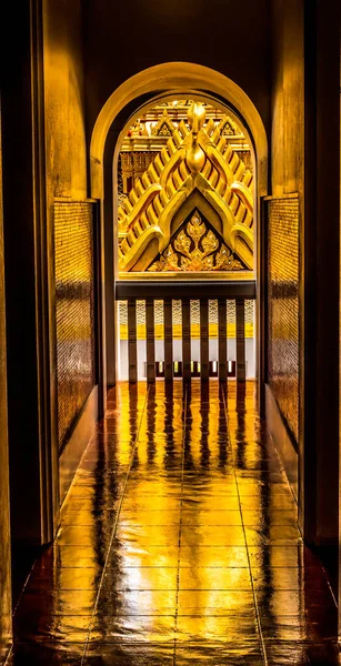 Corriero View Spire Reflection Castle Buddhist Wat Ratchanaddaram Worawihan Bangkok — стоковое фото
