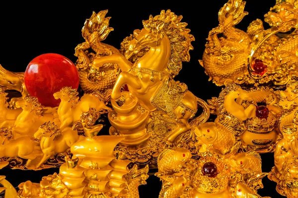 Goldene Statuen Pferde Kunsthandwerk Markt Buddhistischer Tempel Wat Ratchanaddaram Bangkok — Stockfoto
