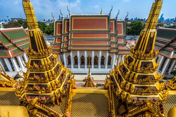 Главном Зале Орнате Спирс Сидел Буддист Ват Ратчанаддарам Воравихан Бангкок — стоковое фото