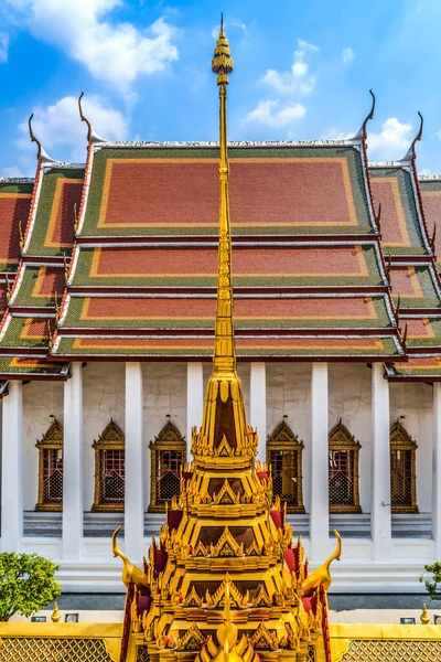 Ornate Spire Close Loha Prasat Main Hall Buddhist Temple Wat — Foto de Stock