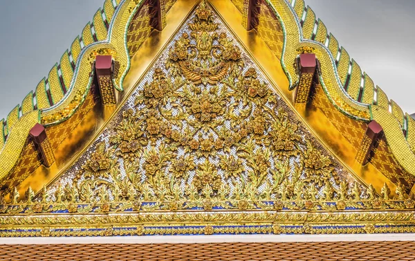 ゴールデンパビリオン閉じる詳細 仏教寺院ワット ラチャナダラム ワワワウィハン バンコク 弘化3年 — ストック写真