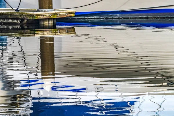 Mavi Yelkenli Yansıması Soyut Skele Gig Limanı Pierce Lçesi Washington — Stok fotoğraf
