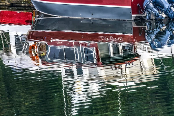 レッドホワイトモーターボート釣りボート反射ギグハーバーピアス郡ワシントン州太平洋岸北西部 — ストック写真