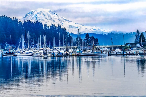 Snöig Mount Rainier Segelbåtar Reflektion Gig Harbor Pierce County Washington — Stockfoto