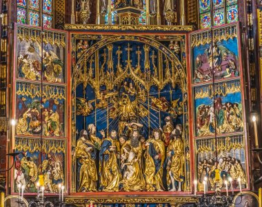 Krakow, Polonya - 26 Nisan 2023 Renkli Veit Stoss Triptych St Mary Bazilika Kilisesi Krakow Polonya. Stoss 1477 'den 1489' a kadar üç parçayı oymuş. Meryem 'in hayatından ve İsa' dan örnekler, Meryem ve İsa 'nın havarilerinden.