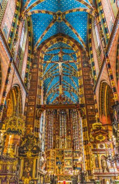 Krakow, Polonya - 26 Nisan 2023 Altar Haç Çarmıhı Üçlü Aziz Mary Bazilika Kilisesi Krakow Polonya. İlk olarak 1300 'lerde ve 1700' lerde inşa edilmiş.