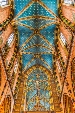 Krakow, Polonya - 26 Nisan 2023 Altar Haç Tavanı St Mary Bazilika Kilisesi Krakow Polonya. İlk olarak 1300 'lerde ve 1700' lerde inşa edilmiş.