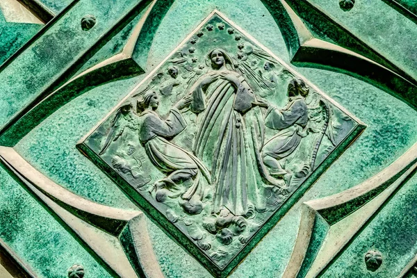 ドアの仮定イメージ聖母マリア天使聖マリア教会クラクフポーランド １３００年だ メアリーが死んだ時天使によって肉体的に育てられた時 — ストック写真