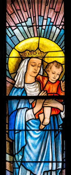 Krakova Puola Huhtikuuta 2023 Värikäs Neitsyt Maria Jeesus Vauva Lasimaalauksia — kuvapankkivalokuva