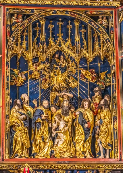 ポーランド クラクフ 2023年4月26日カラフルな訪問者のストスTriptych聖マリア大聖堂教会クラクフポーランド 1477年から1489年までの間に彫刻を施した マリアとイエスと使徒たちの場面を描く — ストック写真