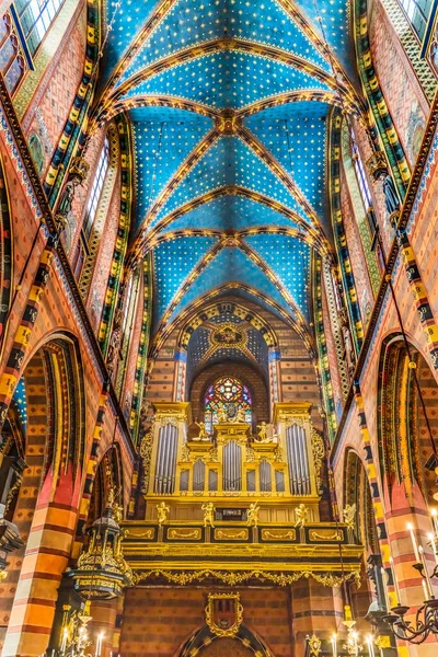 ポーランドのクラクフ 2023年4月26日オルガン天井Triptych聖マリア大聖堂教会クラクフポーランド 創建は1300年 内装は1700年 — ストック写真