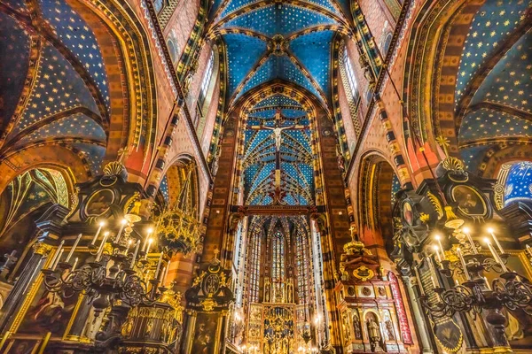 波兰克拉科夫 2023年4月26日 Altar Crucifix Cross Ceiling Triptych Mary Basilica Church — 图库照片