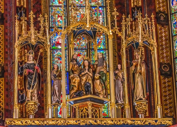 ポーランドのクラクフ 2023年4月26日マリア イエス神像祭壇ステンドグラス聖マリア教会クラクフポーランド 創建は1300年 内装は1700年 — ストック写真
