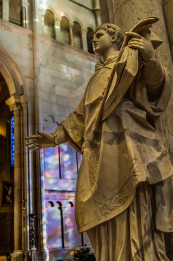 Lyon, Fransa - 5 Ocak 2022 Melek Heykeli lekeli cam yansıması Aziz John the Baptist Katedrali Basilica Lyon France. Katedral 11800 'de başladı ve 1480' de bitti..